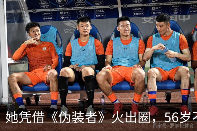 她凭借《伪装者》火出圈，56岁不婚不育，母亲是她坚强的后盾